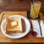 パン屋カフェ キャトル - キャトルの厚切りトースト（バター＆ジャム）とりんごジュース