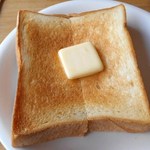 パン屋カフェ キャトル - キャトルの厚切りトースト（バター＆ジャム）とりんごジュース