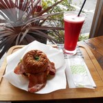 パン屋カフェ キャトル - ベーコンエッグチーズバーガーとブラッドオレンジジュース