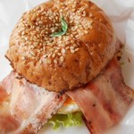 ベーコンエッグチーズバーガーとブラッドオレンイジュース