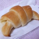 パン屋カフェ キャトル - ベーカリーコーナー：クレッセント塩パン