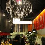 煮干しのシャンデリアがいい味を出しています。