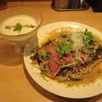 よだれ鶏という四川料理を イメージして創作したそうで、使用するスパイスはクミン、花椒、八角、胡椒、唐辛子。麺に合わせるスープは豆乳仕立ての 冷製ラムスープ。