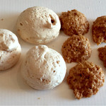 ガトー・デュラ・メール・スリアン - 左　ココナッツメレンゲ　右　ココマカロン