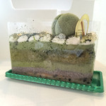 ガトー・デュラ・メール・スリアン - テベール。抹茶とゴマのスポンジ。それぞれのムースも挟まっています。