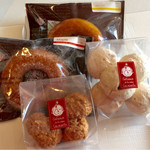 ガトー・デュラ・メール・スリアン - ドーナツとココマカロンとメレンゲ