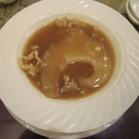 状元樓 横浜中華街本店 - フカヒレの姿煮込みです！
                  フカヒレはザックリと心地よい食感で良いですね、スープは程よいトロミが付いてます