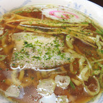 龍上海 横浜店 - 赤湯しょうゆミニラーメン570円です。
                                煮干しと醤油。
                                日本人が大好きな味です。