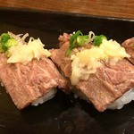 Kaientai - 牛炙り寿司、3貫で490円。