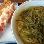 Minoya - うどん(大盛)にネギ(無料)と昆布(無料)をたっぷりトッピング。鯵フライとカニかま天を合わせる。代金はすべてで税込み630円。