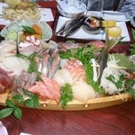 民宿まぐさ - 今日の舟盛り ♪ 10種類くらいありました
