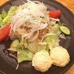 テング酒場 - ポテトと野菜の大盛サラダ‼️
            ひとりなので大皿から直接頂きます(^_^)
            たっぷりのサラダで¥390、さすがサラリーマンの味方。。。