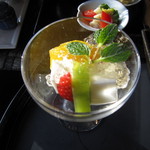 日本料理 京都 華暦 - デザートも綺麗ですね！杏仁豆腐とフルーツにゼリー状の餡がかけてあります＾＾ 