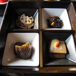 日本料理 京都 華暦 - こちらは二段目、四種の小鉢で構成されている
      どれも上品な味付けで、美味しいです！