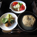 日本料理 京都 華暦 - お重は三段重ねになって運ばれてきます、これは三段目の物、がんもどきの煮びたし、お漬物も美味しいです