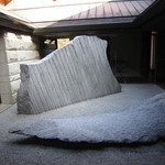 日本料理 京都 華暦 - 中庭の石は素晴らしいもので、思わず目が奪われます！いつ見ても圧倒的な存在感で私たちの目を楽しませてくれますね