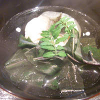 じき 宮ざわ - 鱸のお椀。たなびくような出汁、そして強い印象の鱸。