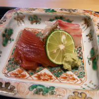 じき 宮ざわ - お造り。明石の鯛の皮の食感が楽しい。