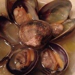 CLOWN BAR - アサリのワイン蒸し（牛ほほの煮込みのソース）