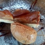 洋梨のタルト カラメルのジェラート添え