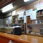 Okina Sushi - 店内‥メニューは金額表示で安心