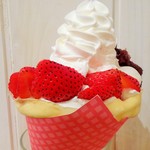 オレンジカウンティ - 白玉・生クリーム・あずき・イチゴを生クリームもりもりで♪