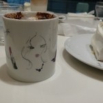 エルカフェ - 再）今まで気がつかなかったのですが、カップに女性の絵が描かれているんです。