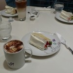 エルカフェ - 再）バニラのエンジェルシフォンケーキとヘーゼルナッツラテを注文。