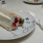 エルカフェ - 再）ちっちゃな苺がちょこんとクリームにへばりついています。