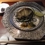 日本料理 京都 華暦 - 鮑の鉄板ステーキ！レモンを絞っていただきます！鮑の身が柔らかく、プリッと歯が通ります～！肝もコクのある深い味ですよ！