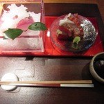 日本料理 京都 華暦 - お造りの鮮魚盛合せ！海老がプリッと良い食感です！鮪にはとろろ昆布巻いてあり、昆布の旨味が加わって美味でした