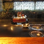 日本料理 京都 華暦 - 鉄板焼コーナーのカウンターです！
      鉄板がピカピカに磨きあげられたカウンターは気分が高まりますね！