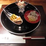 日本料理 京都 華暦 - 前菜の３種盛り合わせ！
      どれも美味しいですが、数の子と茄子の煮浸しが美味しいですね 