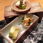 霞庭 まつばら - クリームチーズとホタテのソース焼き、サバ棒寿司、渡り蟹の菊花和え