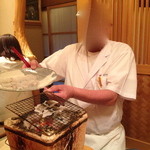 Gion Kawamoto - 鯖寿司で締めくくるおまかせ料理¥10,000-　大将自ら目の前で鱧を焼いてくれる。