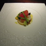 炭火鉄板焼　杜季 - 一品目は槍烏賊のサラダ仕立て！サーモンとキャビアで彩りを添えています