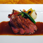 フランス産鴨肉胸肉のロースト，マディラソース