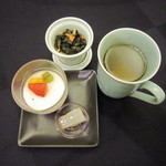 中国料理 翆陽 - デザートはフルーツ入り杏仁豆腐と中華風葛餅！お茶は桃の香りの中国茶を追加注文！