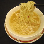 中国料理 翆陽 - スープがラーメンとは別物だ！鶏と貝類を中心に出汁をとった風味の良いもので、貝類の旨みが凝縮した積層感！すごく厚みのあるスープです