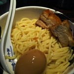 麺屋武蔵 武骨 - （2015/9  訪問）武骨つけ麺の、麺にはブロックチャーシューと味玉入り。