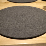 フロリレージュ - 皿の滑り止めのフエルトが敷かれ…