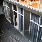 フロリレージュ - 階段を下った場所に店舗がある.看板が出ていないがスタッフが直ぐにドアを開けてお出迎えいただける