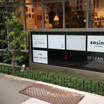 赤い花のマークの看板を目当てに…店舗はビルの地下1F