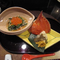 日本料理　花木鳥 - 先付は、いくらと青菜のお浸し、渡り蟹のさばき身サラダ