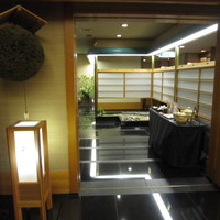 日本料理　花木鳥 - 花木鳥は本館B1Fのレストランフロアーにあります
                その中でもカウンター８席だけの小さなスペースで営業しています