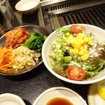 焼肉もとやま - キムチとナムルともとやまサラダでございます