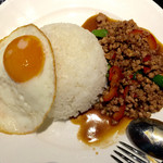 タイレストラン タニサラ - パッカパオの目玉焼きをずらして撮影