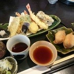 手打そば 満作 - 上天ぷら＋いなり寿司アップ。