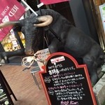 Kobebeef Red One - 大きな神戸牛ちゃんがお出迎え。