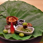 天神橋 青木 - 八寸は立派な蓮芋の葉に乗せられて。